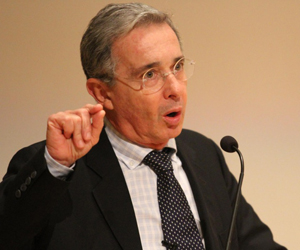 Álvaro Uribe, aúlla otro chacal del imperio