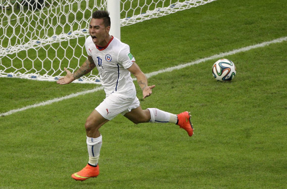 Eduardo Vargas celebra su gol contra España A
