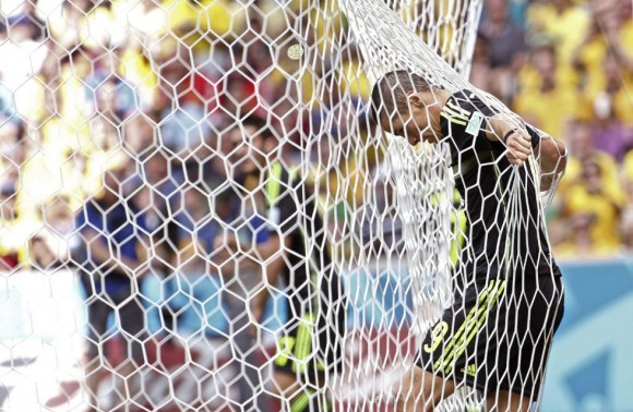 El delantero español Fernando Torres se agarra a la red dentro de la portería de Australia tras fallar una ocasión de gol. ANTONIO LACERDA (EFE)