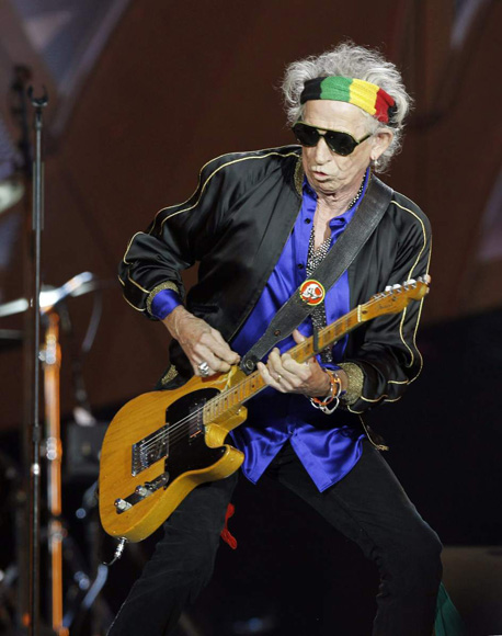 El guitarrista de Rolling Stones, Keith Richards, durante el concierto ofrecido en el estadio Santiago Bernabéu, en Madrid. (EFE)