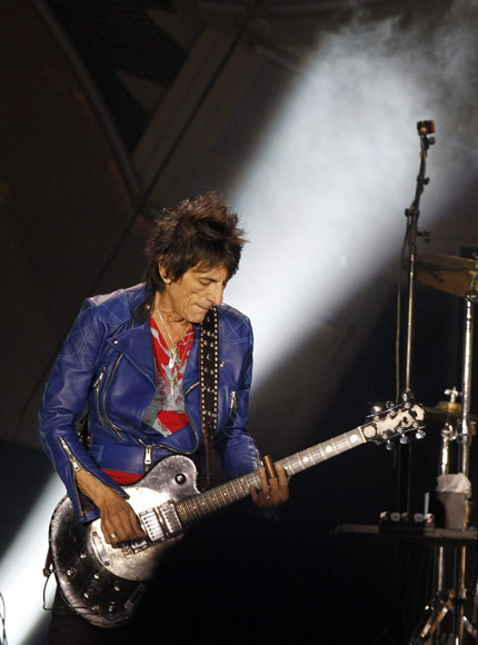 El guitarrista de Rolling Stones, Ron Wood, durante el concierto ofrecido en el estadio Santiago Bernabéu, en Madrid. (EFE)