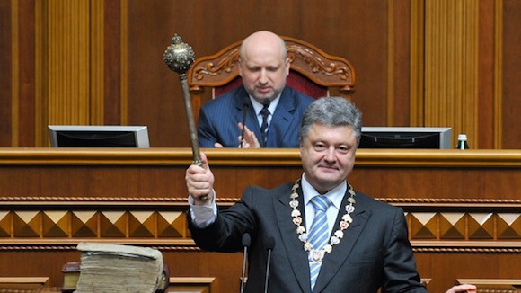 El nuevo presidente de Ucrania, Piotr Poroshenko, estuvo informando en 2006 al embajador de EE.UU., John Herbst, sobre las consultas para la formación de un Gobierno de coalición, revela WikiLeaks. Foto: RT