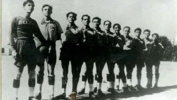 Fidel Castro (el segundo de izquierda a derecha) en el equipo de fútbol del colegio religioso de Belén.