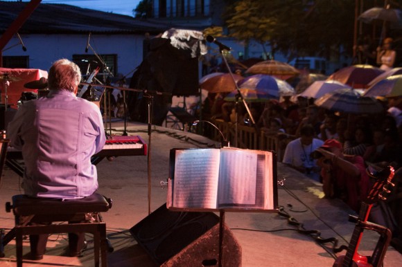 El pianista cubano Frank Fernández se presenta en Mayarí, como parte de la Gira por los barrios, de Silvio Rodríguez. Foto: Alejandro Ramírez Anderson.