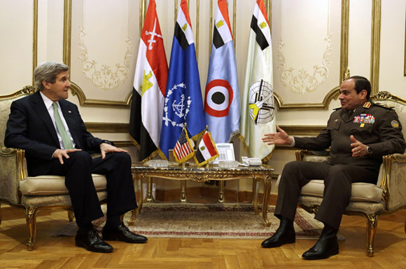 John Kerry y  Abdul Fattah al Sisi en un encuentro cuando el ahora presidente egipcio era Comandante del Ejército. Foto: AFP (Archivo). 