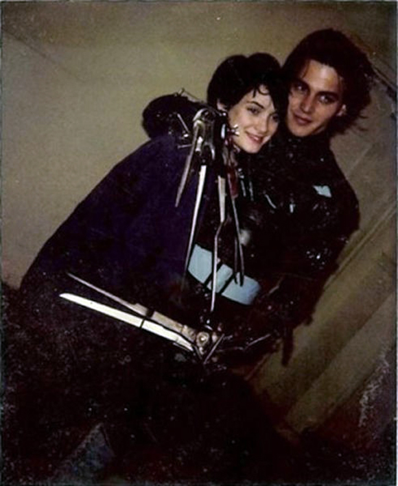 Johnny Depp y Winona Ryder abrazándose entre escenas de Eduardo manos tijeras.