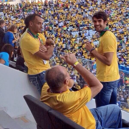 Cafú y Kaká animan desde las gradas a la selección brasileña