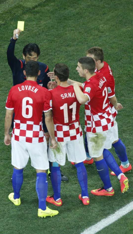 Los croatas se comen al árbitro luego de que pitara el penalti.
