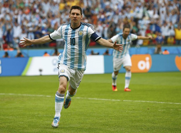 Messi celebra su gol, el 1-0 de Argentina ante Nigeria A