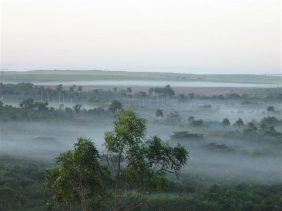 Neblina al amanecer en Las Tunas. Imagen tomada desde el Cerro de Caisimú. Foto: Rolando Peña Zayas