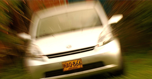 Oscar Alfonso Salazar Giraldo. Golpe de zoom a un carro estacionado. El foco de la foto está en los números de la placa.