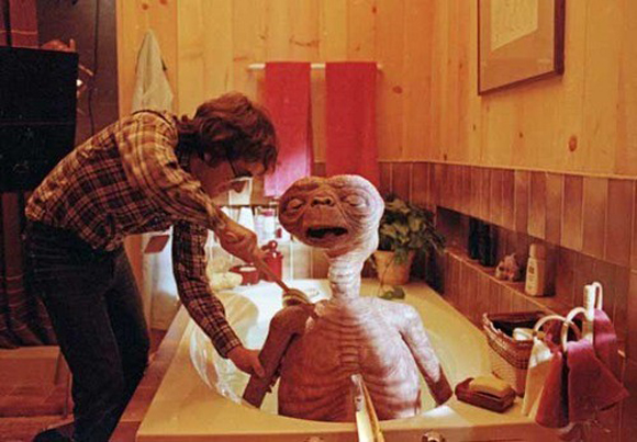 Steven Spielberg le da un baña a E.T.