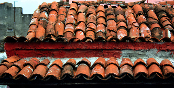Los techos de tejas que distinguen a Sancti Spíritus. Serie Una ciudad testigo del tiempo.Foto: Daylén Vega/Cubadebate