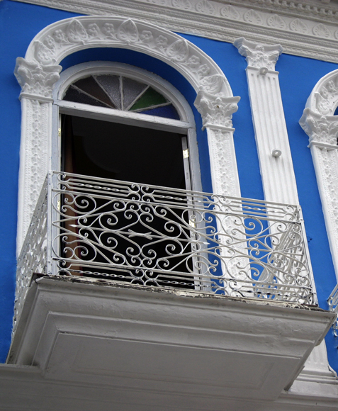 Fachada con balcón, arco y vitral. Serie Una ciudad testigo del tiempo. Foto. Daylén Vega/Cubadebate