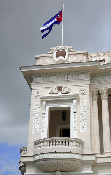 La bandera cubana sobre emblemático edificio en el Parque Serafín Sánchez. Serie Una ciudad testigo del tiempo. Foto: Daylén Vega/Cubadebate