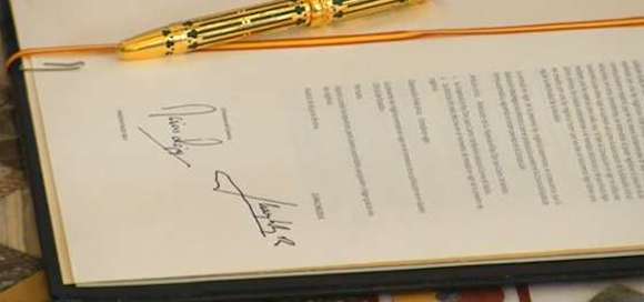 Las firmas de don Juan Carlos y de Mariano Rajoy en la abdicación del Rey. Foto: El País.