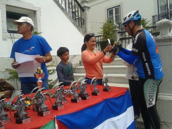 La embajadora cubana en Lisboa Johana Tablada entrega reconocimientos a los que completaron la ruta de 70 km en la Caravana Ciclística por los Cinco y la Revolución Cubana en  Portugal, el 8 de junio de 2014. Foto: EmbaCuba Portugal/Cubadebate
