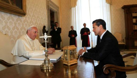 El Papa Francisco recibe en el Vaticano al presidente de México, Enrique Peña Nieto. FOTO: Cuenta en Facebook del mandatario mexicano.