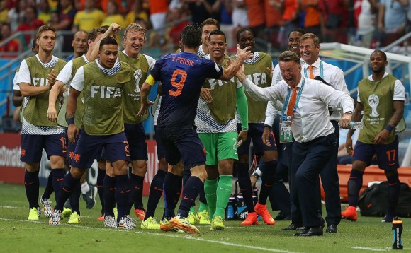 Robin van Persie celebra con el entrenador Louis van Gaal el gol del empate. Foto: El País.