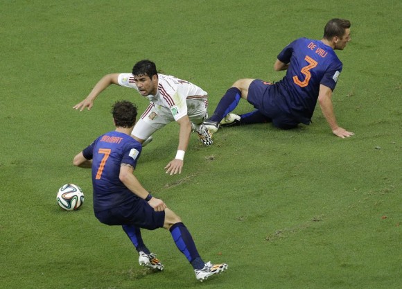 Diego Costa cae tras ser abordado por Stefan Vrij y hacerle un penalti. Foto: AP
