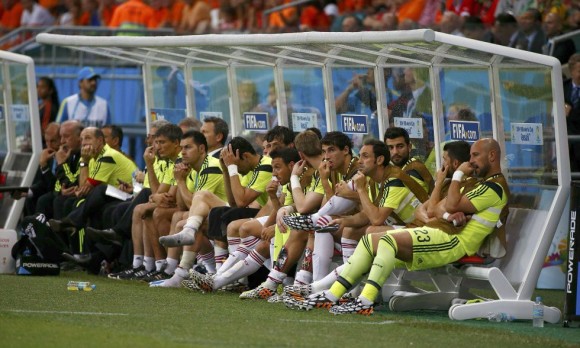 Los jugadores del equipo español en el banquillo durante el partido de fútbol contra Holanda. Foto: Reuters