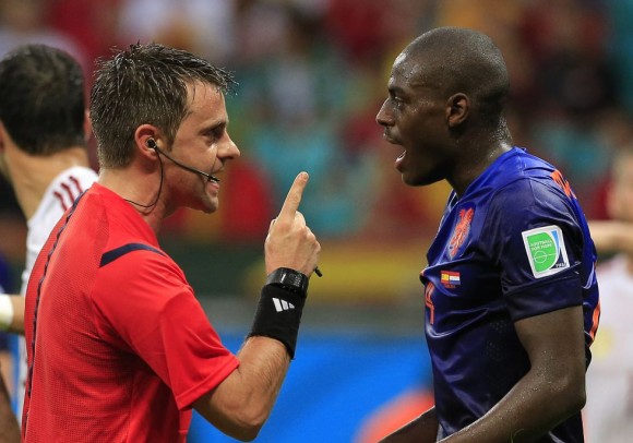 Bruno Martins habla con el árbitro italiano Nicola Rizzoli durante el partido de fútbol entre España y los países bajos. Foto: AP.