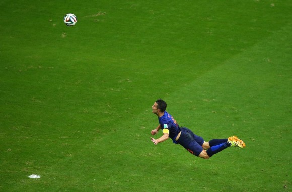 Robin van Persie marca el gol del emparte contra España. Foto: Getty Images