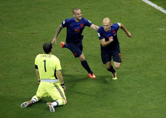 Arjen Robben y Wesley Sneijder de Holanda celebran un gol delante de Iker Casillas. Foto: Reuters