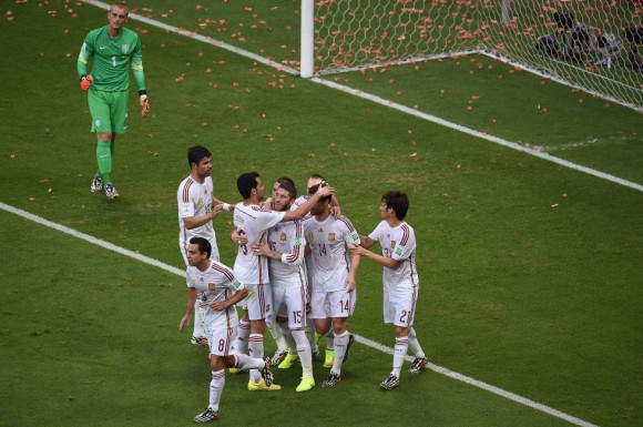 El equipo Español celebra el primer gol del mundial de fútbol en Salvador de Bahía. Foto: El País.