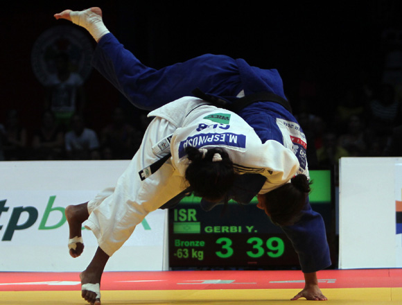 Maricet Espinosa de Cuba gano Bronce ante la Israeli Yarden Gerbi en Grand Prix de Judo de la Habana. Foto: Ismael Francisco/Cubadebate.
