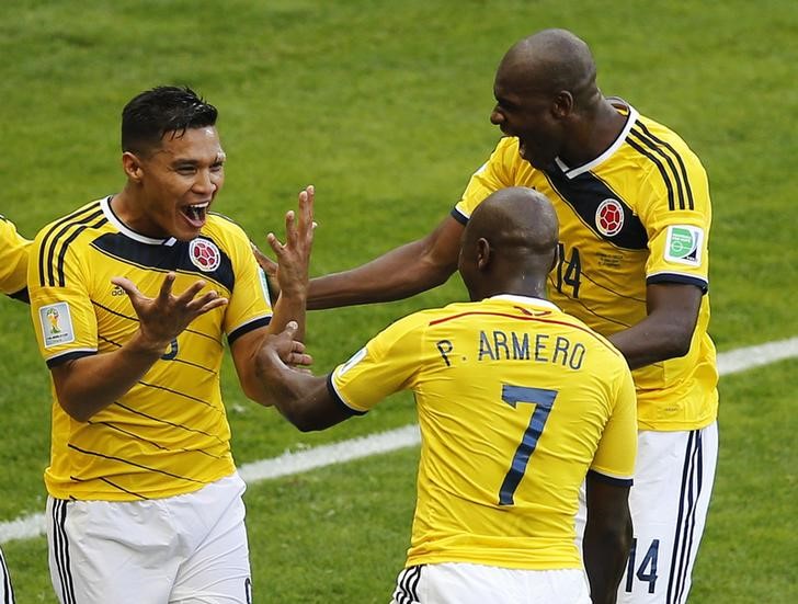 El delantero de Colombia Teofilo Gutierrez (I) celebra con sus compañeros Pablo Armero y Victor Ibarbo (D) tras marcar en la victoria de su equipo 3-0 sobre Grecia por el Grupo C del Mundial en Belo Horizonte