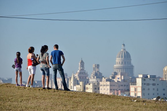 Mirando La Habana. Foto: Katia y Kike