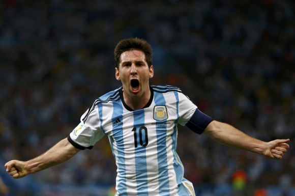 Gol, grito de rabia y desahogo: Lionel Messi tardó en llegar hoy a su cita con el Maracaná, pero la gran estrella de la noche finalmente estuvo ahí para convertir su segundo gol en un Mundial de fútbol. Foto: Reuters