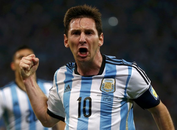 Gol, grito de rabia y desahogo: Lionel Messi tardó en llegar hoy a su cita con el Maracaná, pero la gran estrella de la noche finalmente estuvo ahí para convertir su segundo gol en un Mundial de fútbol. Foto: Reuters