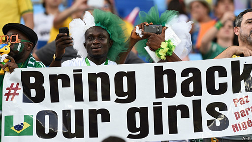 Algunos fanáticos nigerianos acudieron al estadio de Cuiabá con pancartas que apoyan la campaña #BringBackOurGirls, que pide la liberación de las más de 200 adolescentes secuestras por el grupo Boko Haram.