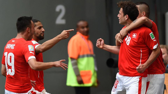 Los jugadores de Suiza celebran el gol de Admir Mehmedi