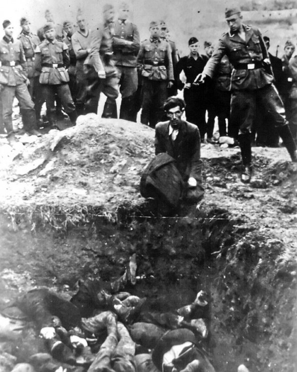 Imagen sacada del álbum personal de un soldado de Einsatzgruppen (Conjunto de escuadrones de ejecución itinerantes especiales formados por miembros de las SS, SD y otros miembros de la policía secreta de la Alemania Nazi) etiquetada en la parte de atrás como “El último judío de Vinnytsia”. Muestra como un miembro de Einsatzgruppe D está a punto de dispararle a un hombre judío que se encuentra arrodillado frente a una fosa común en Vinnytsia, Ucrania, en 1941. Todos los 28,000 judíos de Vinnytsia y sus alrededores fueron masacrados en esa época.