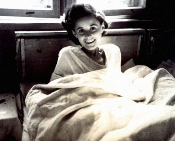 La belleza liberada, 1945. “Representa a una mujer en el momento de su liberación, tan delgada que cuesta verla, su rostro es radiante y vivo. Como si nunca hubiera estado encarcelada”. Foto tomada en el campo de concentración Bergen-Belsen.