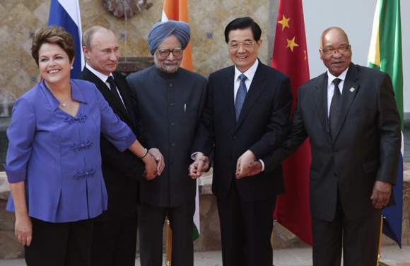De izquierda a derecha, Dilma Rousseff, Vladimir Putin, Manmohan Singh, Hu Jintao y  Jacob Zuma, líderes de Brasil, Rusia, India, China y Sudáfrica . Foto: Reuters. 