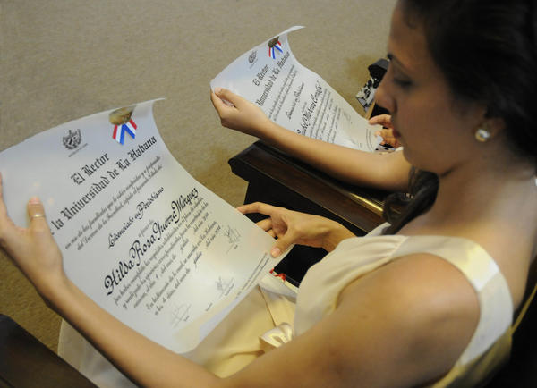 Alumnos de la Facultad de Comunicación de la Universidad de La Habana, recibieron diplomas de graduados,  en acto  realizado en el Aula Magna de ese centro de altos estudios, el 10 de julio de 2014.  AIN FOTO/Abel PADRÓN PADILLA