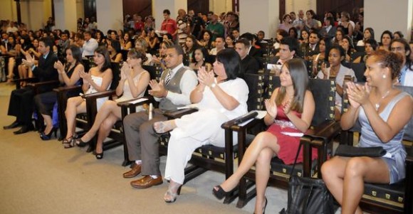 Alumnos de la Facultad de Comunicación de la Universidad de La Habana, durante el  acto  de graduación  realizado en el Aula Magna de ese centro de altos estudios, el 10 de julio de 2014.  AIN FOTO/Abel PADRÓN PADILLA/