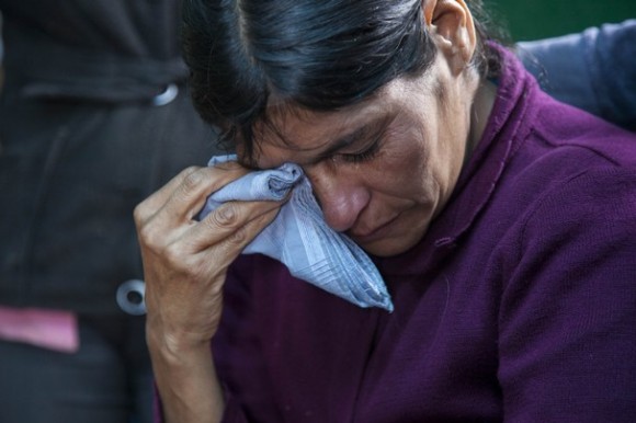 La guatemalteca Cipriana Juárez, enferma y en cama, señaló que su hijo Gilberto le dijo que quería ganar dinero para ayudarla. Foto: LUIS SOTO / AP.