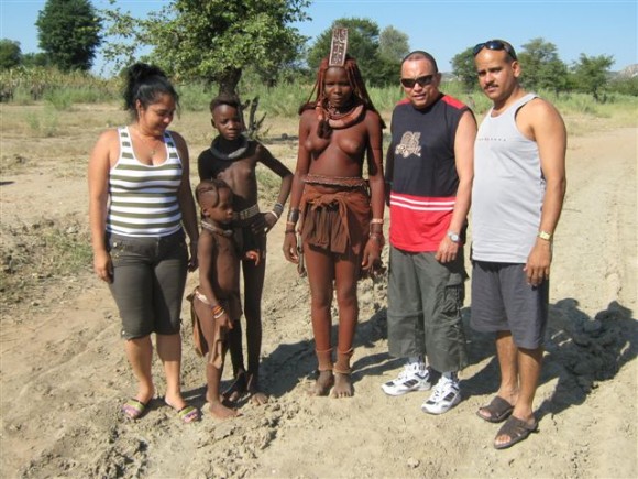 Colaboradores cubanos compartiendo con una de la tribus en Namibia. Foto: Rolando Peña Zayas