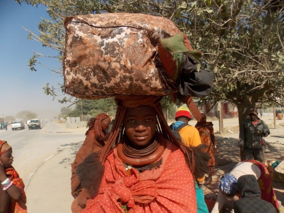 Comerciante Himba en Namibia. Foto: José Zayas, colaborador cubano.