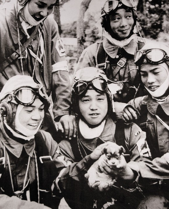 Esta imagen muestra al cabo Yukio Araki (de 17 años de edad) sosteniendo a un cachorro junto a otros 4 jóvenes (de unos 18 años) del 72º Escuadrón Shinbu (poder militar). Un camarógrafo del periódico japonés “Asahi Shimbun” tomó esta foto el día antes de la partida del 72° cuerpo del Ejército Shinbu desde la base aérea de Bansei, a sus misiones Kamikaze en Okinawa. Yukio Araki murió a la edad de 17 años y 2 meses en un ataque suicida a barcos estadounidenses cerca de Okinawa el 27 de Mayo de 1945. Casi todos los pilotos kamikazes de las fuerzas armadas durante la campaña de Okinawa, tenían entre 17 y 22 años. No es el tipo de imagen que las personas se imaginan al escuchar hablar de los pilotos kamikazes.