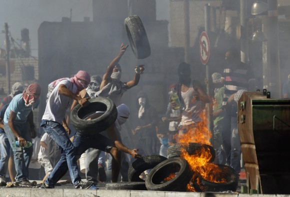 Duros enfrentamientos en Jerusalén tras la muerte de un joven palestino. Foto: Reuters