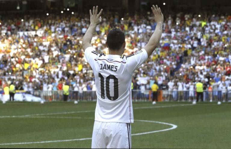 El colombiano James Rodríguez durante su presentación como nuevo jugador del Real Madrid, celebrada este martes 22 de julio en el estadio Santaigo Bernabéu. FOTO EFE.