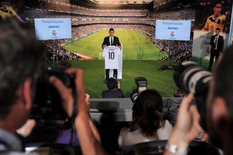 El colombiano James Rodríguez durante su presentación como nuevo jugador del Real Madrid este martes 22 de julio en el Santiago Bernabéu. FOTO GETTY IMAGES.