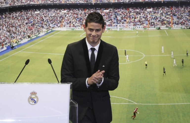 El jugador colombiano James Rodríguez, durante su presentación como nuevo jugador del Real Madrid esta tarde en el palco de honor del estadio Santaigo Bernabéu. FOTO EFE.