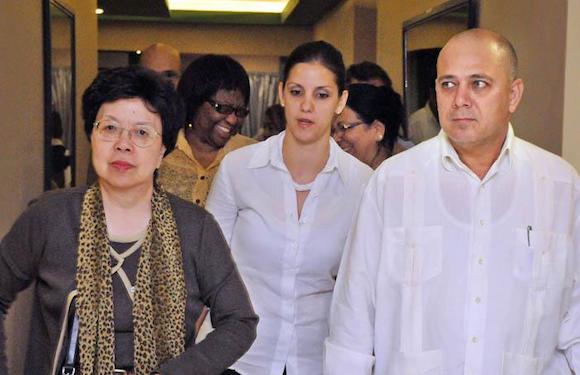 El ministro de Salud Pública, Roberto Morales Ojeda, recibió en el Aeropuerto Internacional José Martí a Margaret Chan (izquierda), directora general de la Organización Mundial de la Salud. Foto: Jorge Luis González